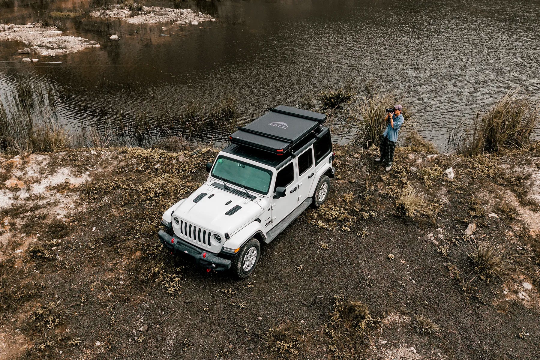 Hardshell tent mounted on car