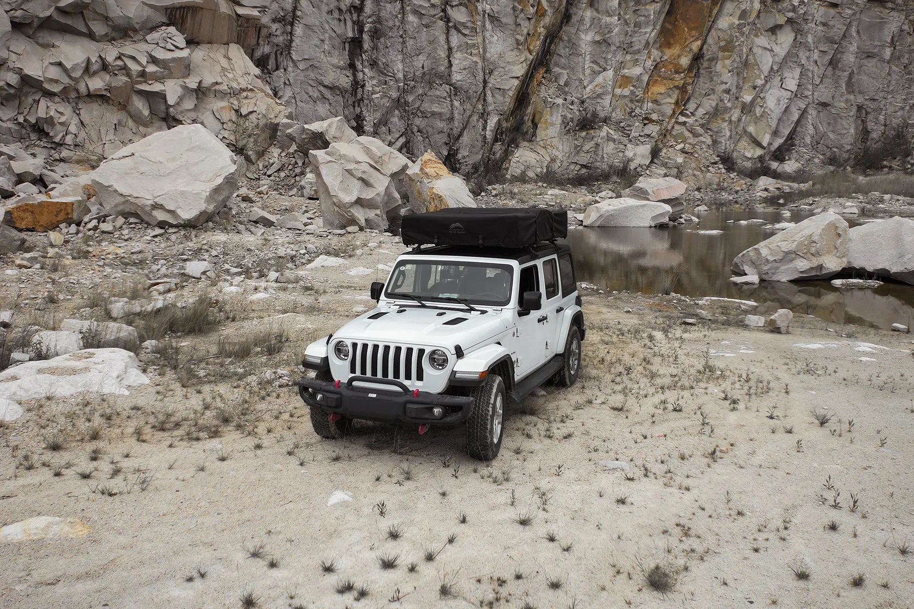 Softshell tent mounted on car